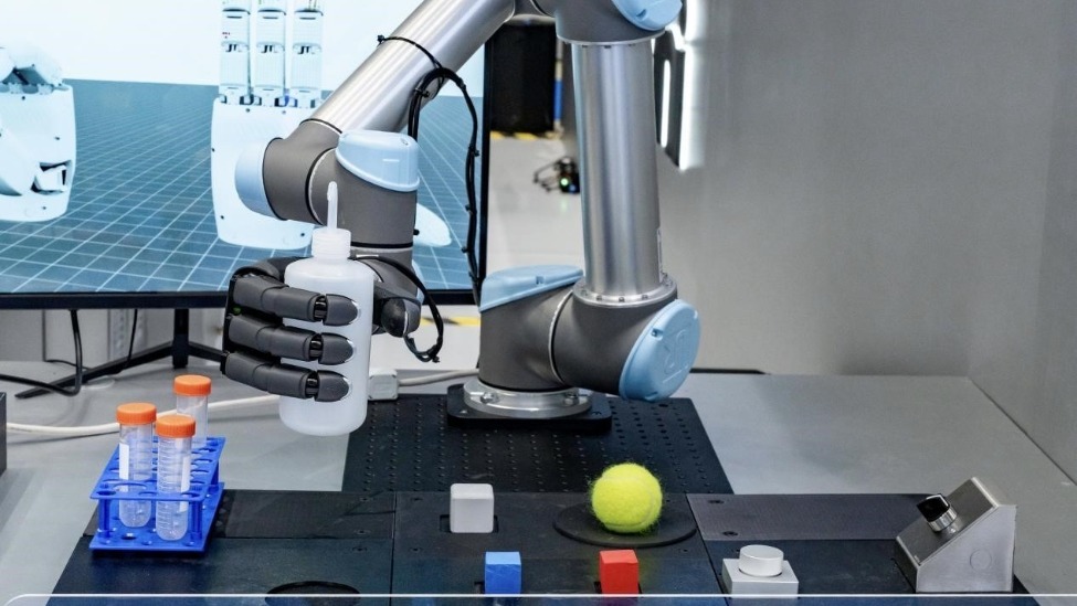 中国机器人企业帕西尼亮相iREX2025 展示多维触觉感知与具身智能技术